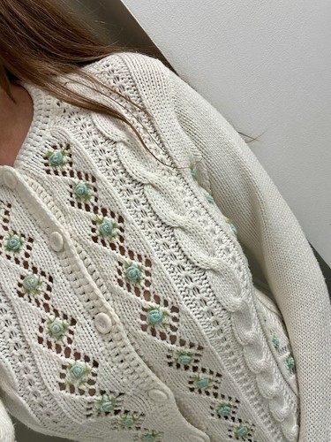 Vintage Carina Hong Kong Size Medium 100% Acrylic Rosette Cottagecore Cardigan - Picture 2 of 4