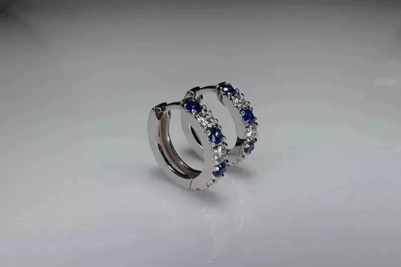 Pendientes tipo argolla de zafiro de corte redondo de 2 quilates para mujer enchapados en oro blanco de 14 quilates Foto 4 de 4