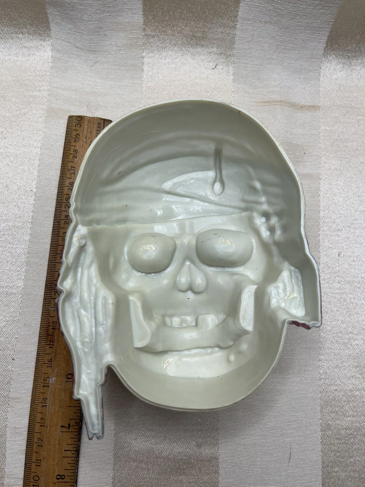 Rare Pirates Of The Caribbean Plastic Skull Case ONLY 2007 - Image 2 of 2