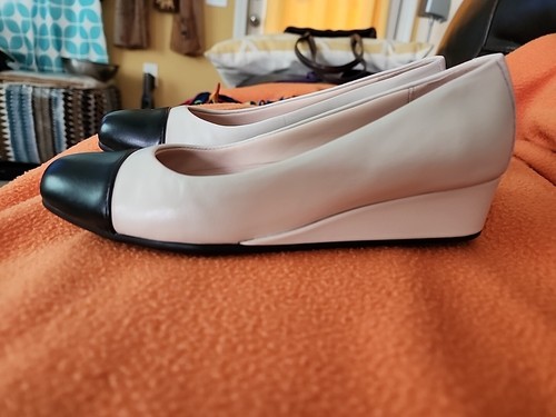 Easy Spirit Ladies Ivory/Black Toe Leather Slip On Wedge Heels Sz 6 Super Comfy - Picture 5 of 11
