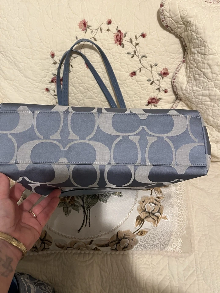 正品蔻驰宝宝蓝色 Lg Laura 托特包和卡其色 BB 双拉链腕带 二手状况完好 — 第 3/4 张图片