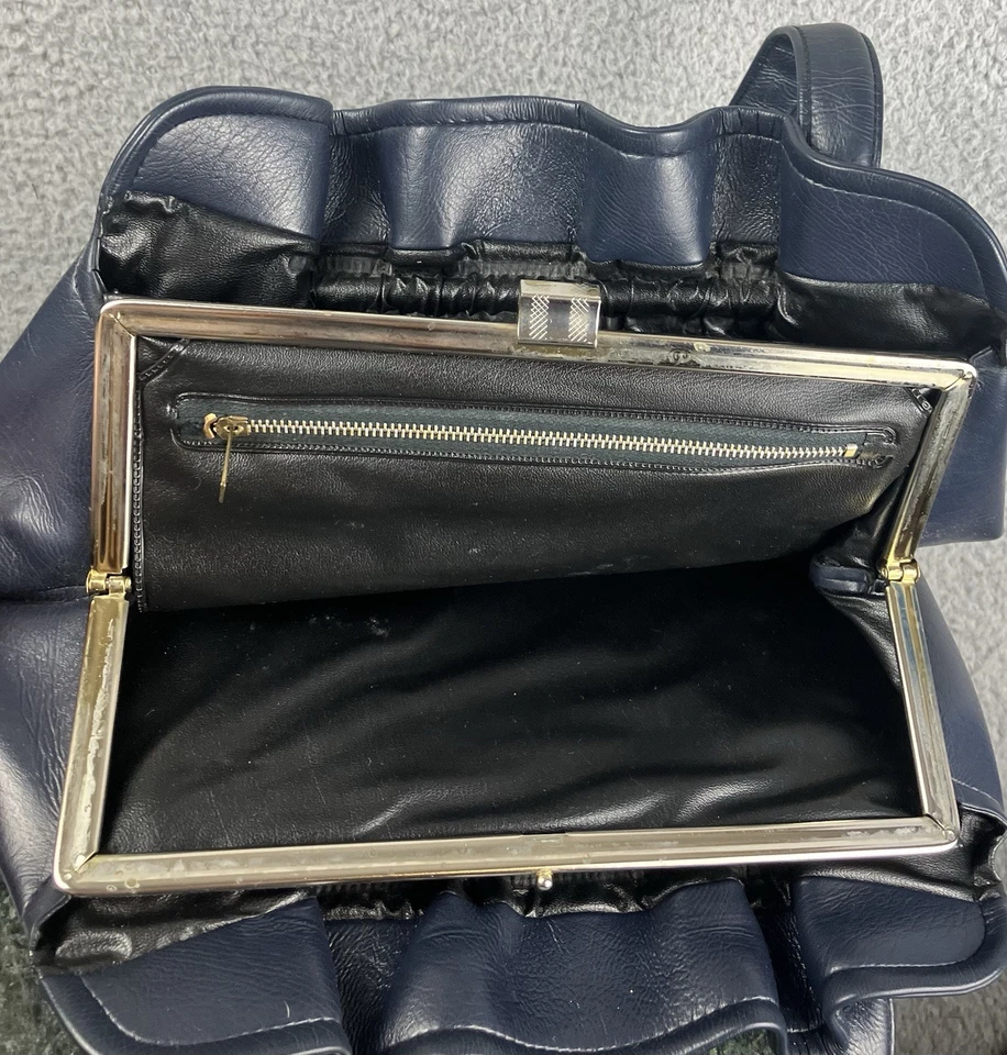 Bolsa de mão vintage meados do século moderna couro sintético estrutura de metal com destaque de madeira - Imagem 4 de 4