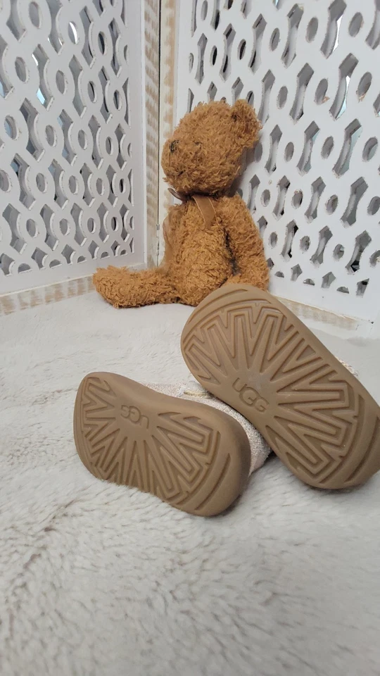 二手婴儿 UGG Sparkly 金属金色美国 2/3 靴子 美国 2/3 — 第 3/4 张图片