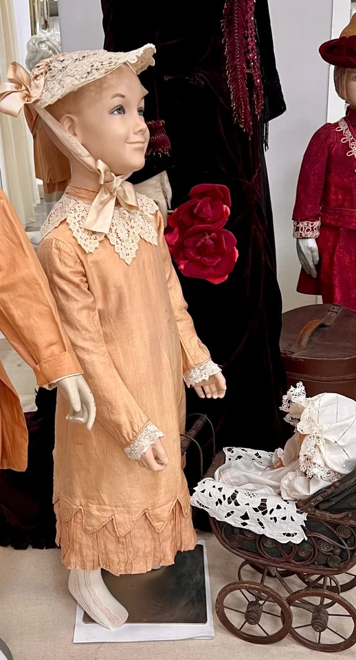 Vestido infantil antiguo. Europa, 1880-1890. Foto 4 de 4