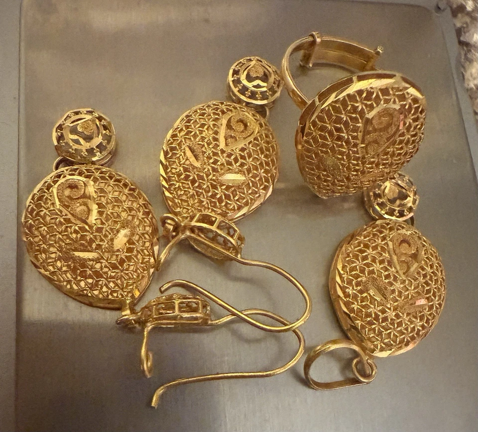 Conjunto de pendientes de anillo de oro saudí real macizo de 21k Foto 2 de 4