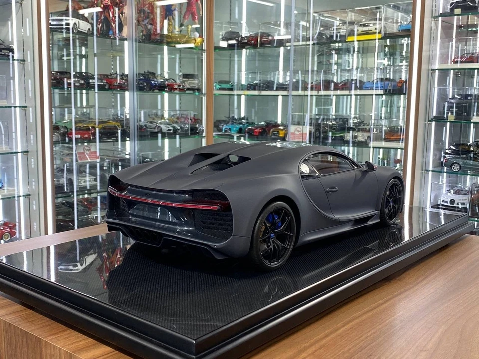 Bugatti Chiron– MR Collection Grey matt / Carbon Fiber -Limited 500  [1/8 Resin] - Image 4 of 4