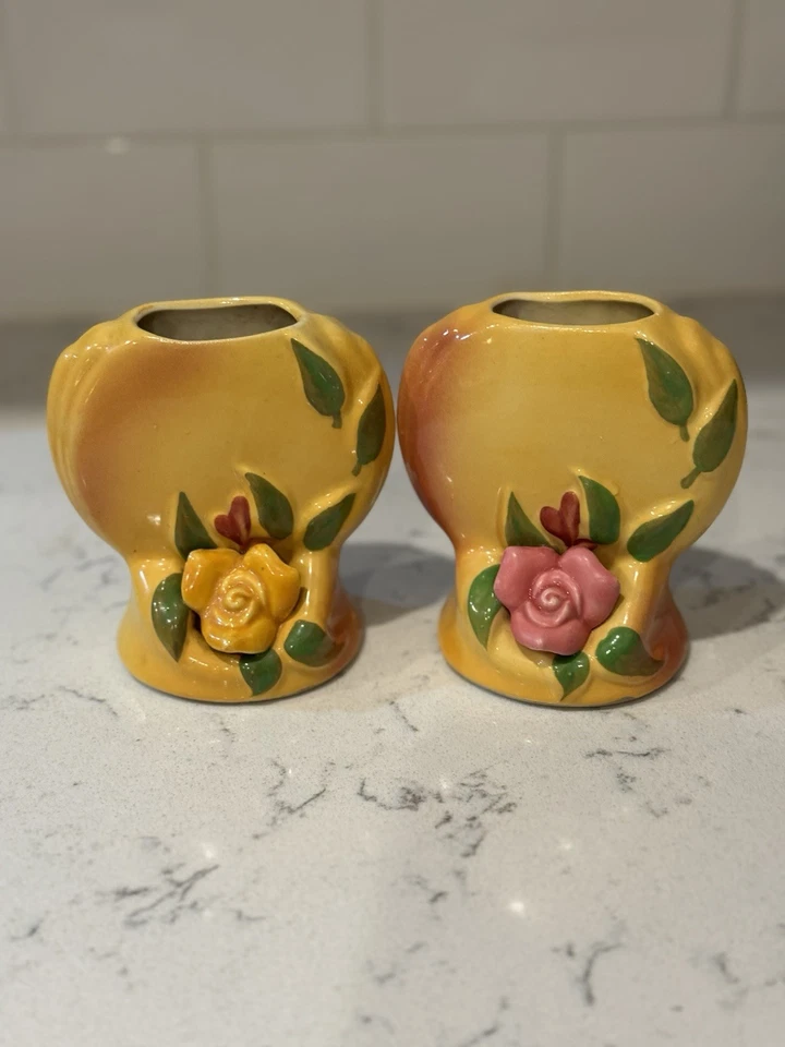 复古 Zano 花蕾花瓶亮黄色釉带粉色或黄色玫瑰和绿叶 — 第 3/4 张图片