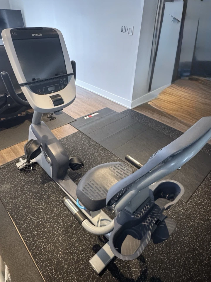 Bicicleta reclinada Precor RBK 815 con consola Experience -  Foto 3 de 4