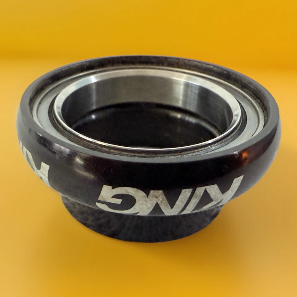 Chris King 无螺纹头套底部杯和不锈钢轴承 1 1/8 英寸黑色 — 第 4/4 张图片