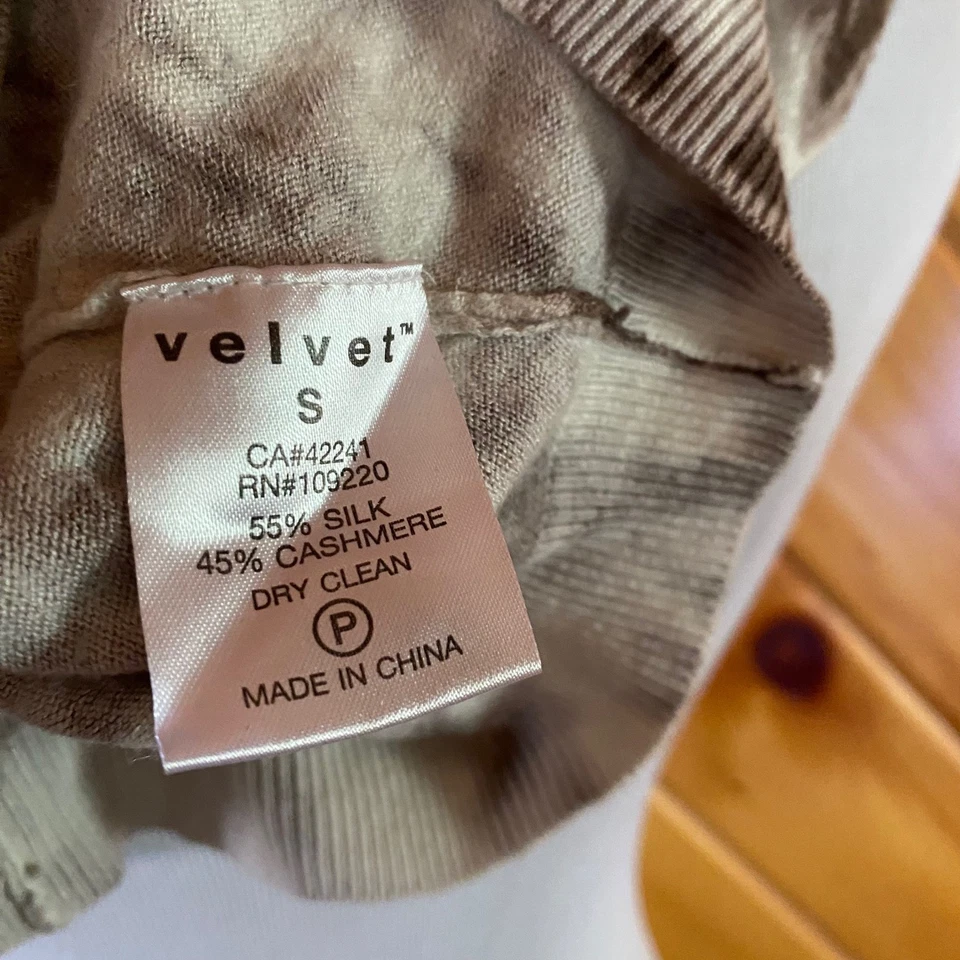 Top tejido terciopelo cachemir mezcla seda cuello en V marrón beige pequeño tie dye Foto 4 de 4