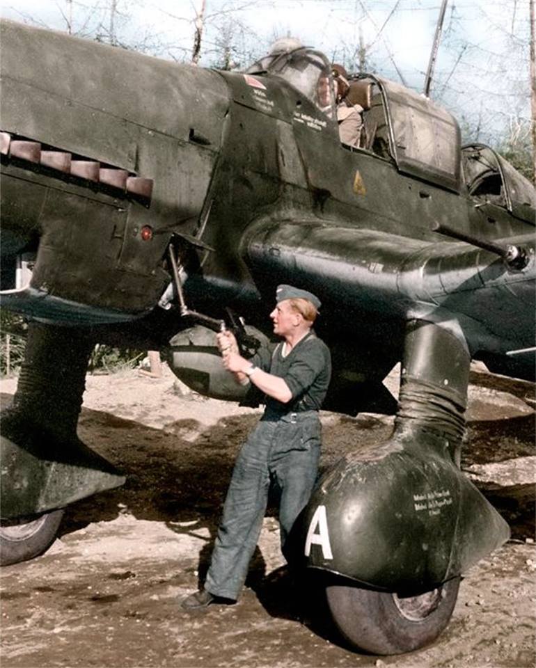 COLOR WWII Photo Luftwaffe Ju87 Stuka Crank Start WW2 World