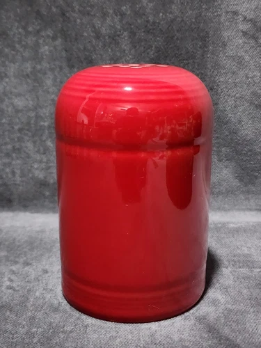 FIESTA/Homer Laughlin FIESTAWARE CHEESE/SPICE SHAKER Scarlet Red/Made in USA