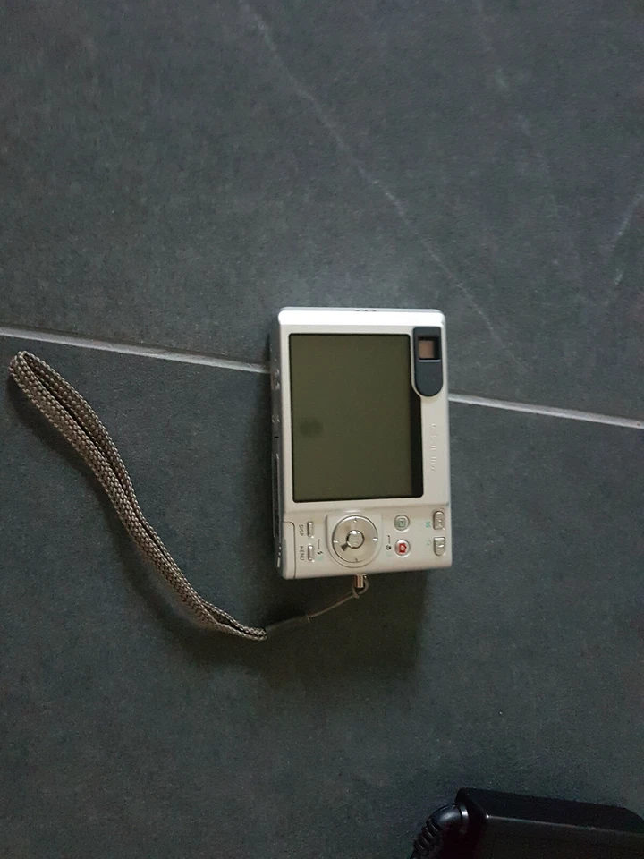 CASIO EXILIM ZOOM 5.0 Mega Pixels 3x Zoom Extra Large 2.5" LCD defekt - Bild 4 von 4