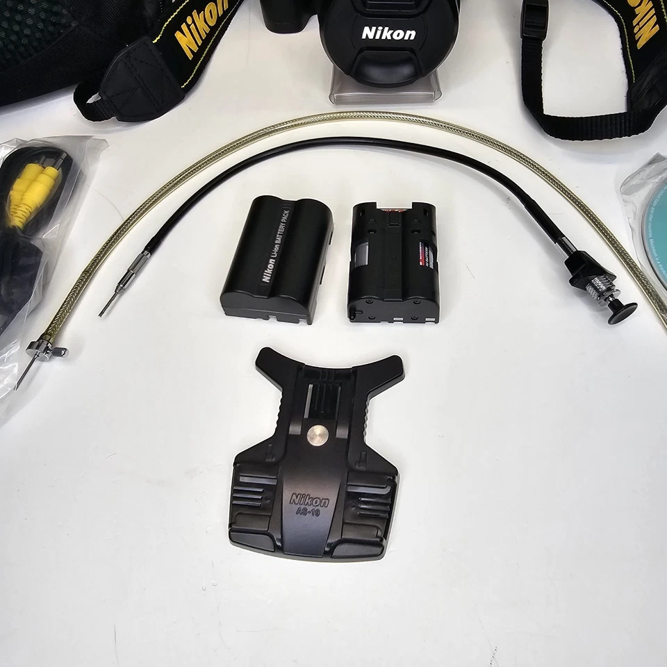 Lente Nikon D70 DSLR con DX AF-S Nikkor 18-70 mm f/3,5-4,5G ED + Accesorios Foto 4 de 4