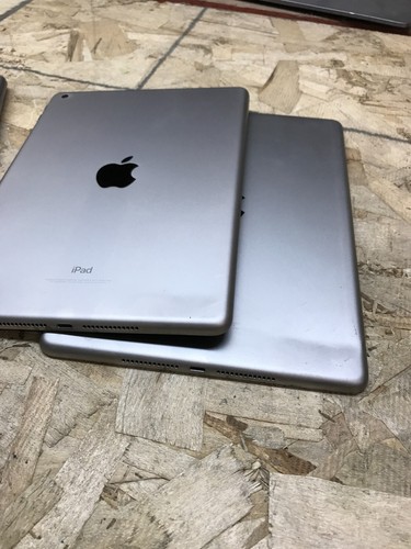 LOT OF 3 Apple iPad (5th Generation) A1822 - C GRADE COSMETICS - TESTED WORKING - 第 6/8 張圖片