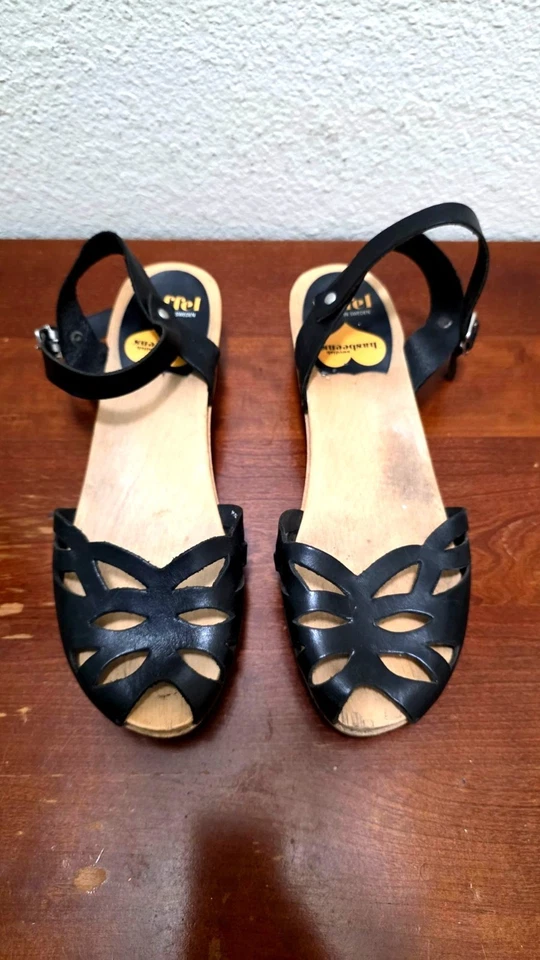 Sandalias suecas Hasbeens para mujer de cuero negro con plataforma y tobillo de madera Foto 2 de 4