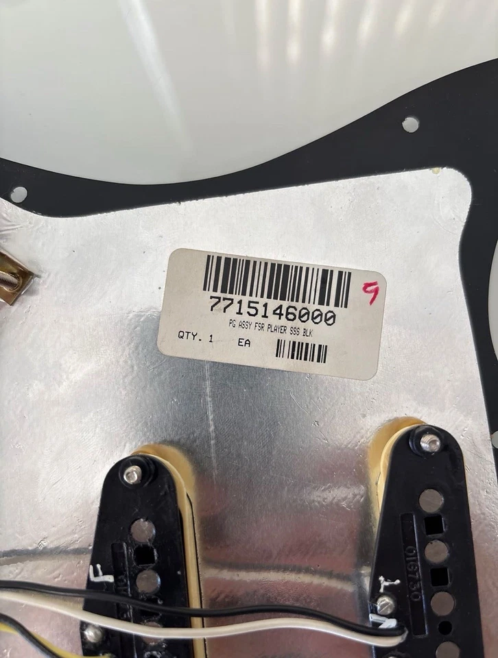 Golpeador Fender Player Stratocaster Limited cargado  Foto 3 de 4