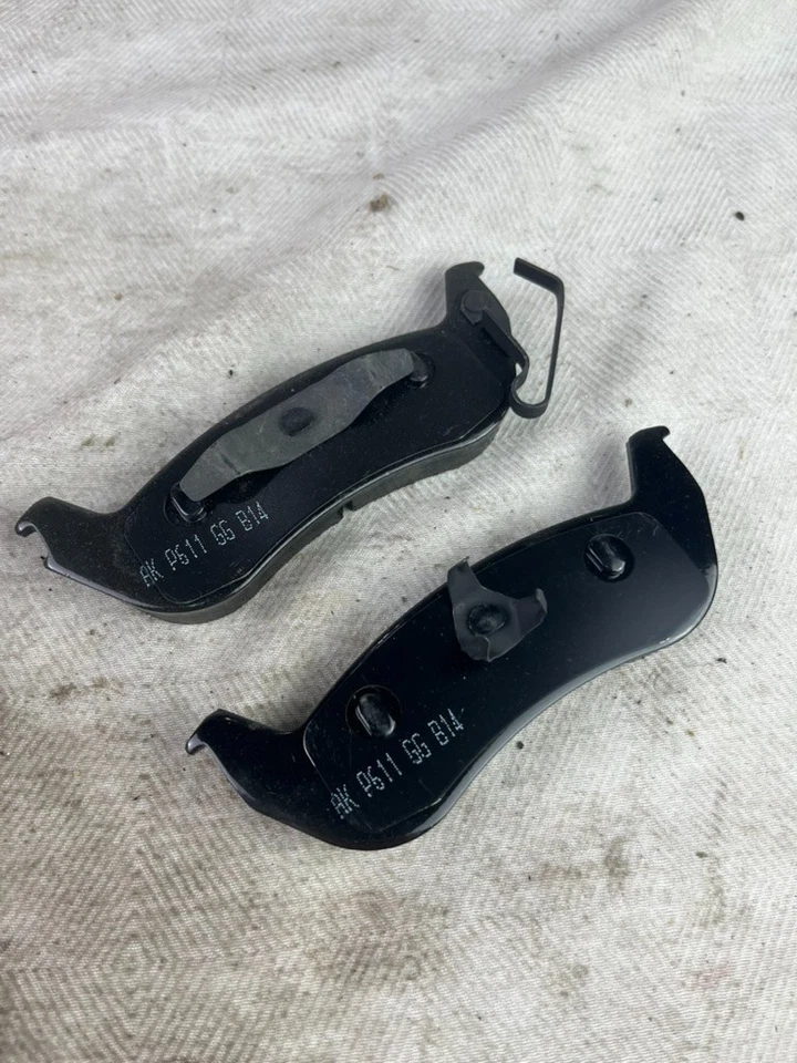 Juego de pastillas de freno de disco traseras Akebono ASP932 se adapta; Ford Crown Victoria Town Car 03-11 Foto 2 de 4