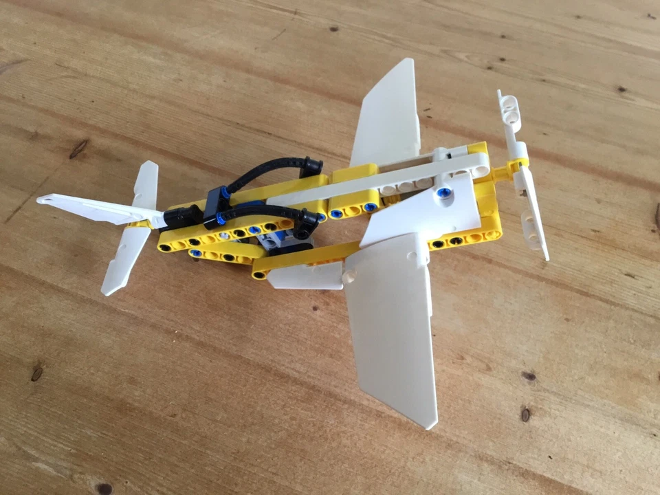 LEGO Technic 42044 Display Team Jet, photo 2 of 3