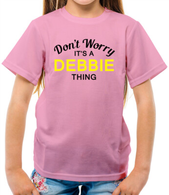 Mach dir keine Sorgen, es ist eine Debbie-Sache! - Kinder T-Shirt - Nachname individuell Name Familie