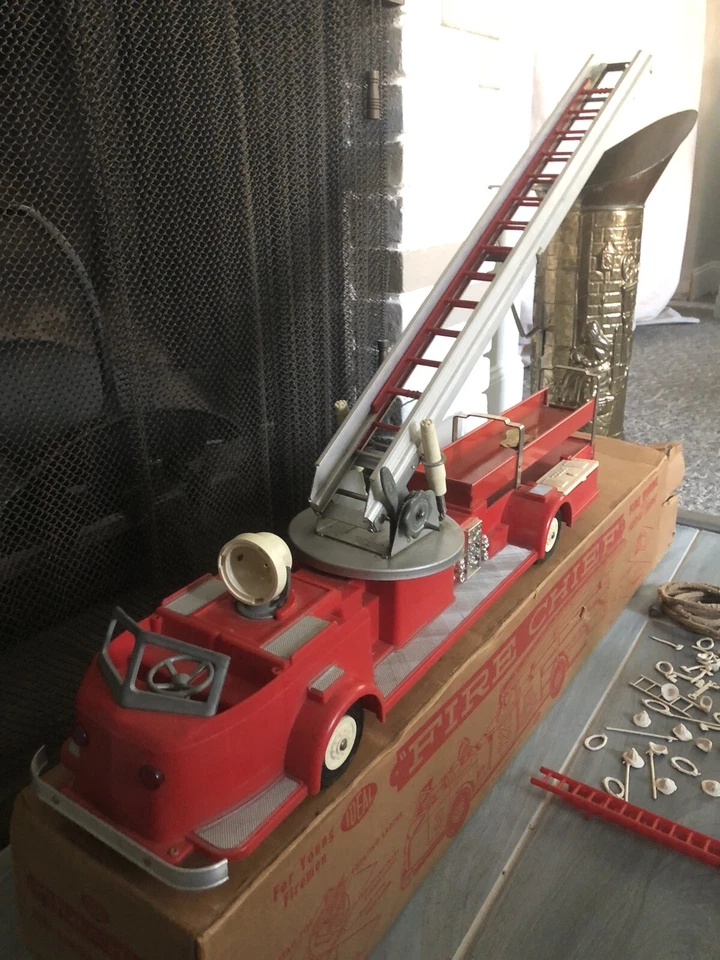 Camión de bomberos Ideal Fire Chief de los años 50 con escalera aérea Foto 2 de 4
