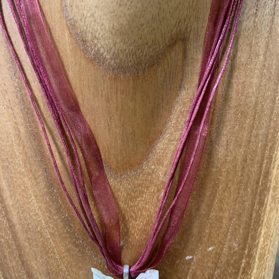 Collar/garra de cerámica blanca con brotes verdes y brillo en una cinta granate Foto 4 de 4