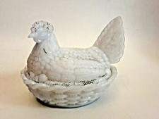 Butterhuhn Deckeldose Huhn auf Körbchen Pressglas Opalglas Vallerysthal Art Dèco