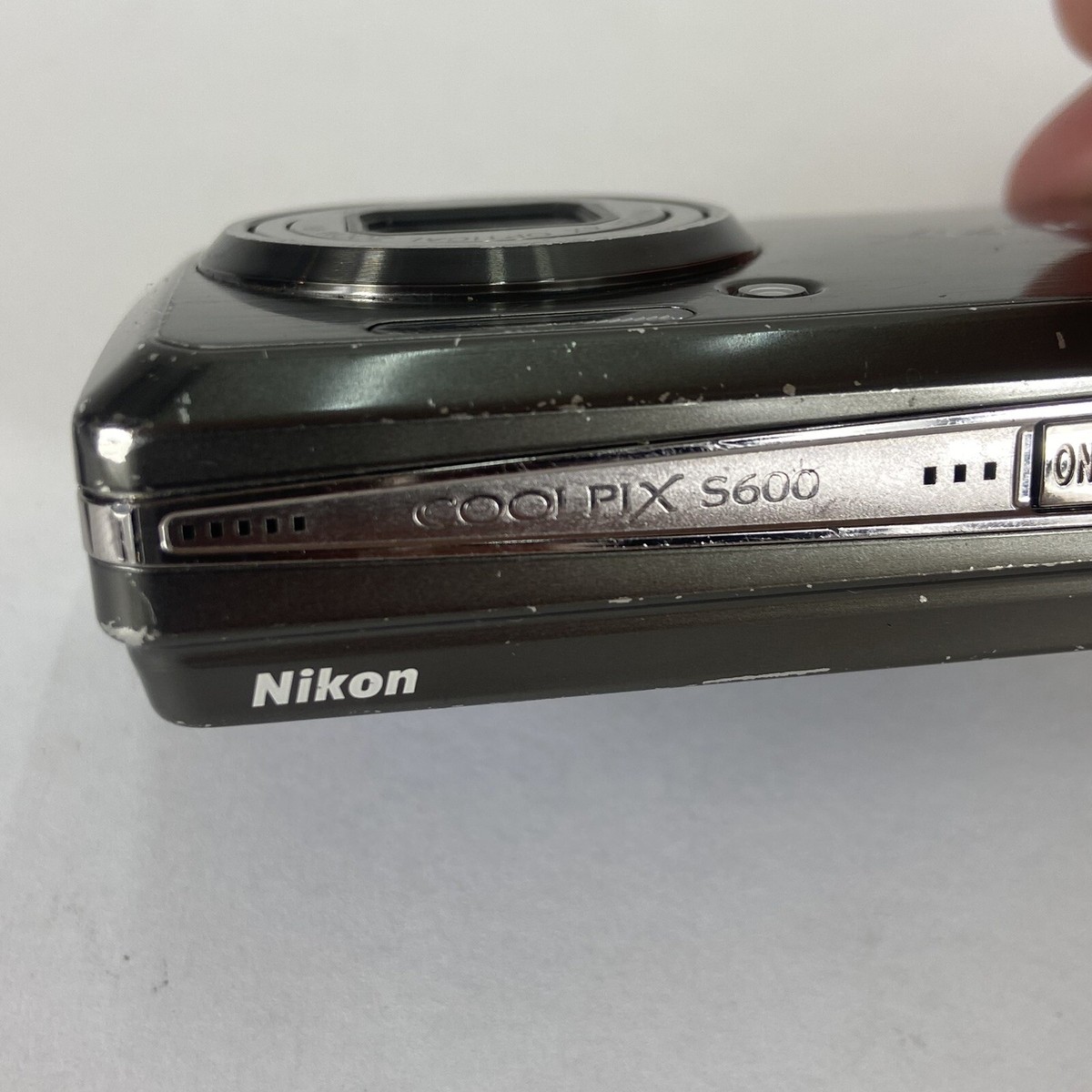 NIKON COOLPIX S600 10.0 Megapixel Digital Camera Parts or Repair