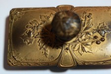 Tampon buvard Art Nouveau en bronze doré, signé,  sculpté de feuilles de vigne