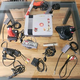 Original Nintendo  1985 NES - 001  (2) Zapper guns (2) gaming joystick (s). 