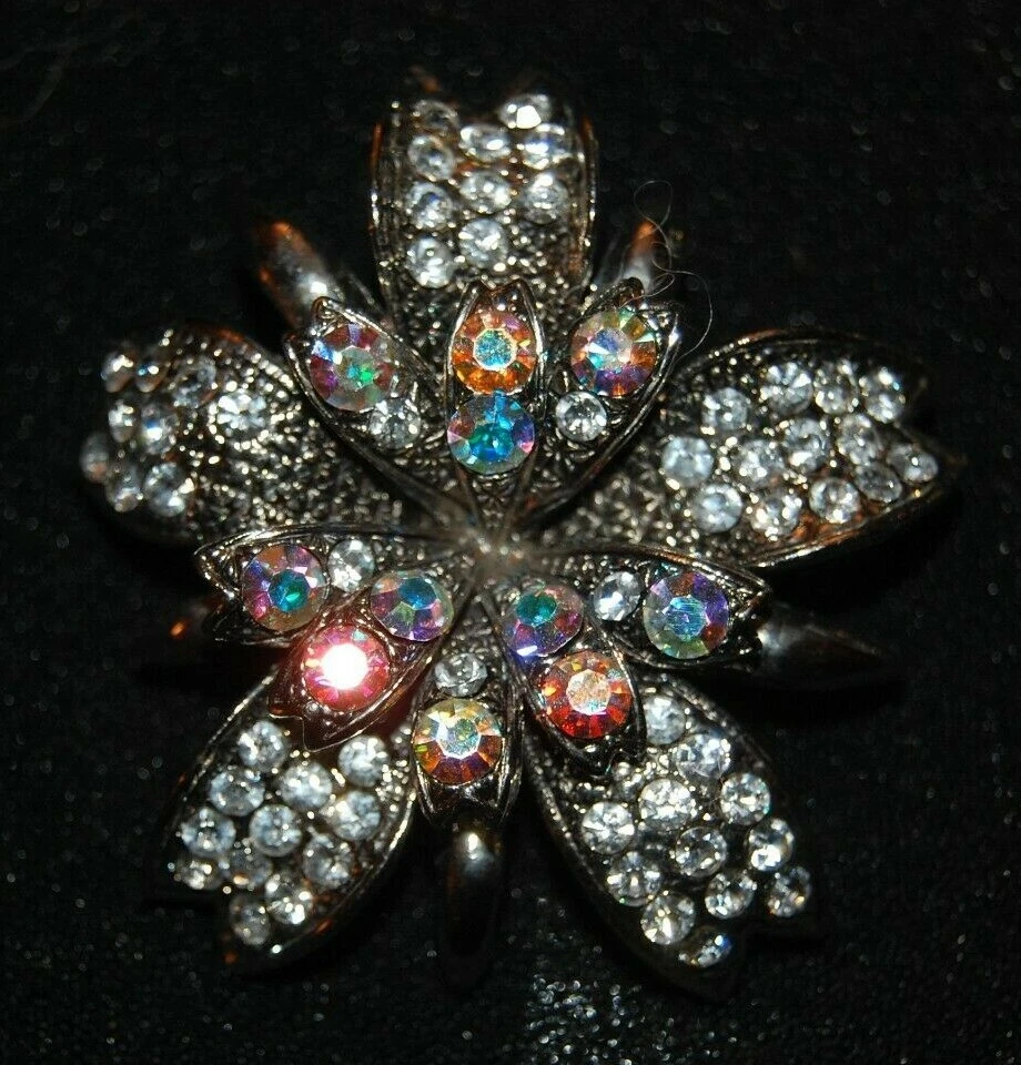 Elegante prendedor o broche de diseño de flores con pedrería arco iris de metal plateado con pedrería Ab Foto 2 de 4