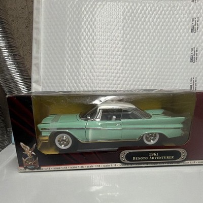 Road Signature Road Legends 1:18 1961 DeSoto Adventurer Diecast Green/White