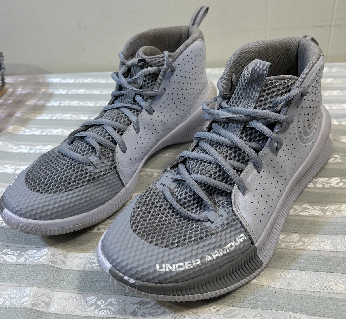 UNDER ARMOUR Women s UA Jet Basketball Shoes 3022939 Gray White Size 9.5 EUC