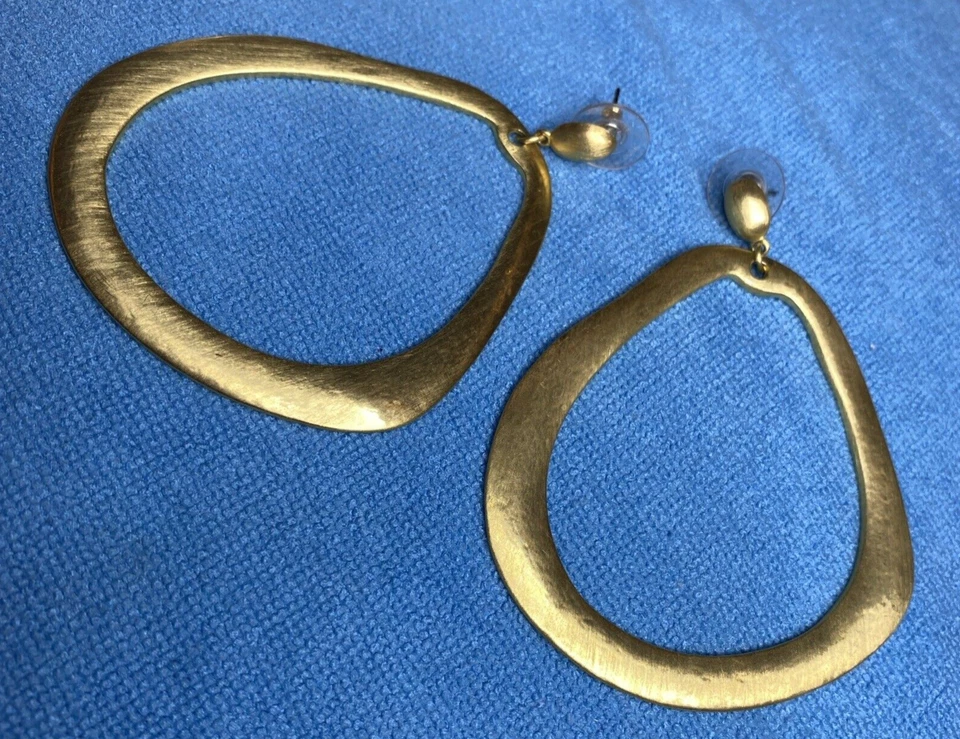 Pendientes colgantes Glow by Sheila Fajl Tailandia firmados/tono dorado cepillado/década de 1990 Foto 2 de 4