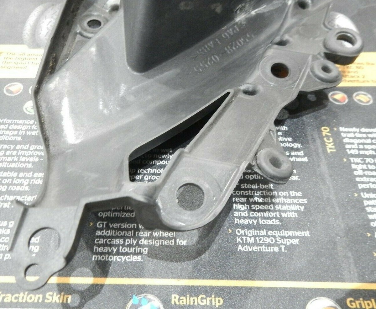 パン Kawasaki ZX-6R ZX6R 2009-2011 Lower Center Right Fairing OEM