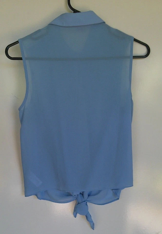 Blusa sin mangas pequeña LOVE 21 azul claro cuello botón delantero para mujer Foto 4 de 4