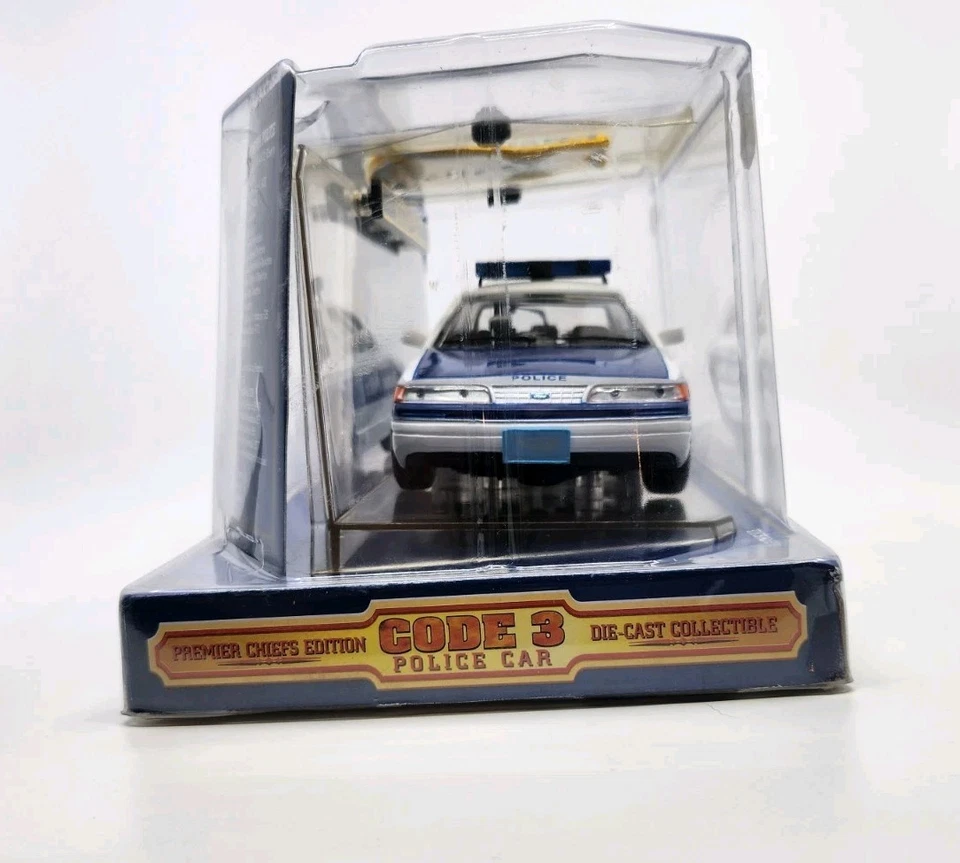 Ford Crown Victoria  Code 3  Premier Chiefs Edition  Boston Police Car  1/24 - Image 4 of 4