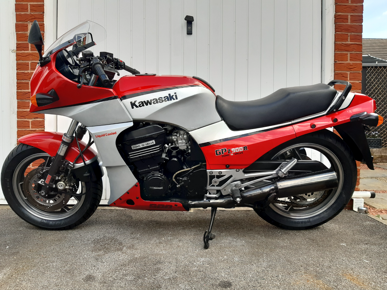 Kawasaki GPZ900R A2 in great condition and low miles. Fully recommisisoned. - Picture 1 of 19