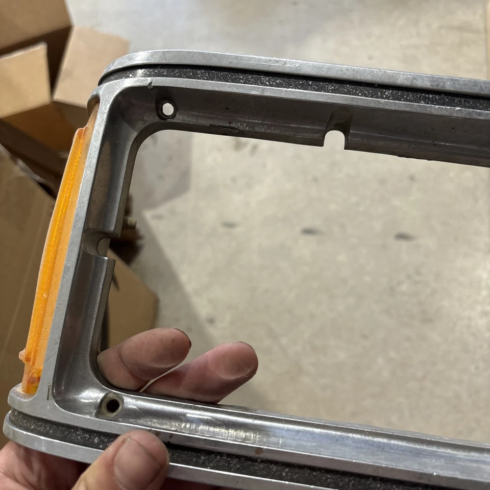 Olds 88 1976 Custom Cruiser Head Light Bisel diestro Borde Ochenta y ocho OEM 551760 76 Foto 3 de 4