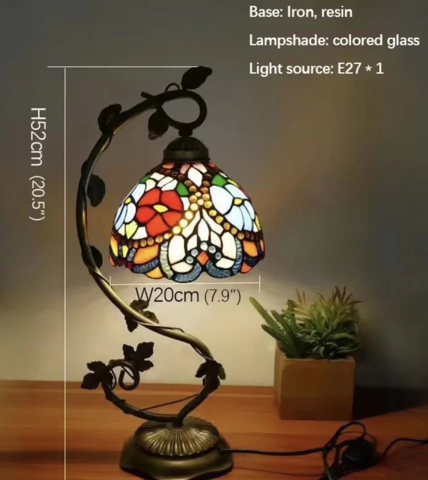 Hermosa lámpara de escritorio de mesita de noche de mosaico de vitrales Tiffany Foto 2 de 2