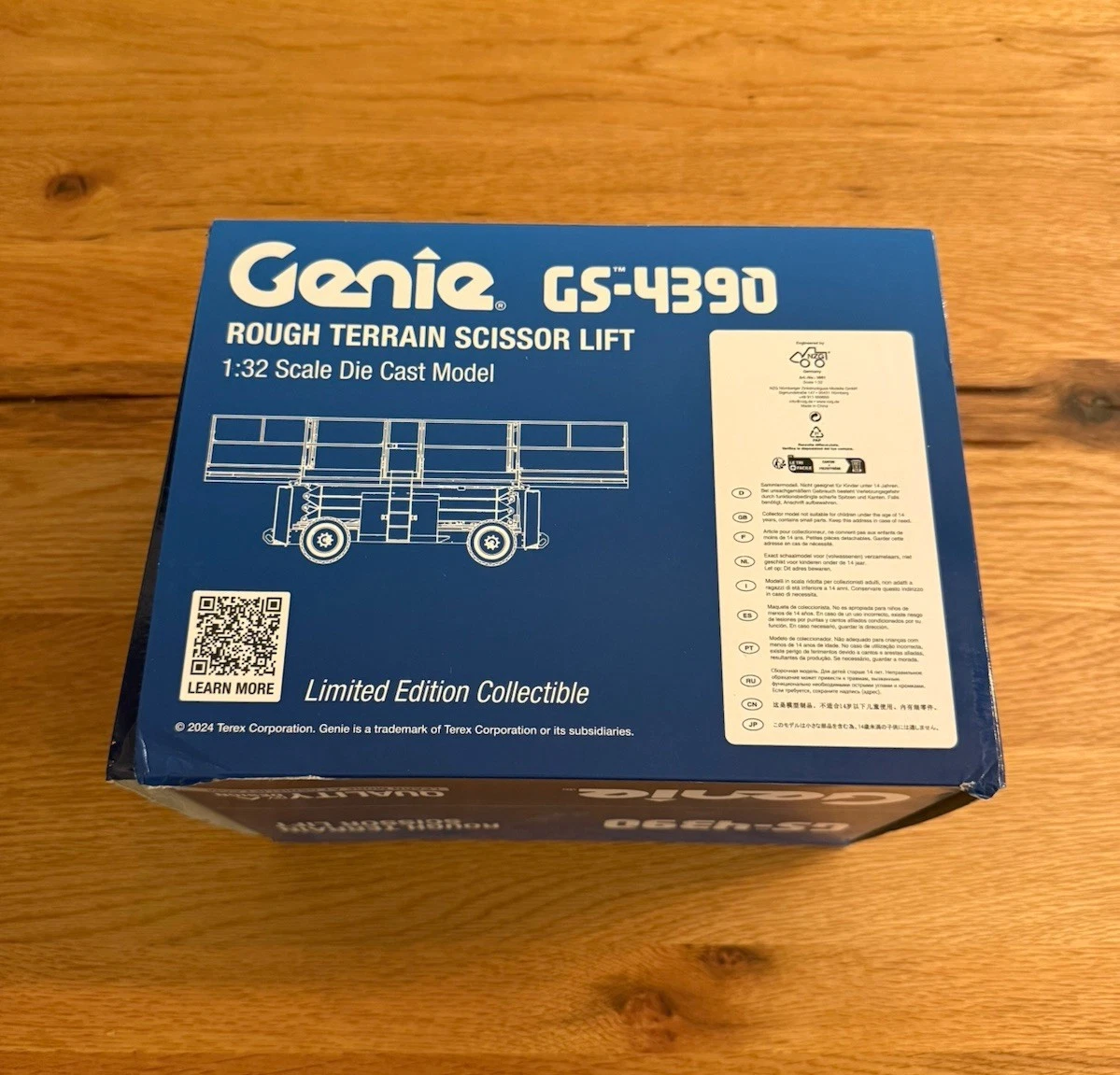 NZG 9951 Genie GS-4390 Rough Terrain Scissor Lift 1/32 Model - New Box Damaged 2