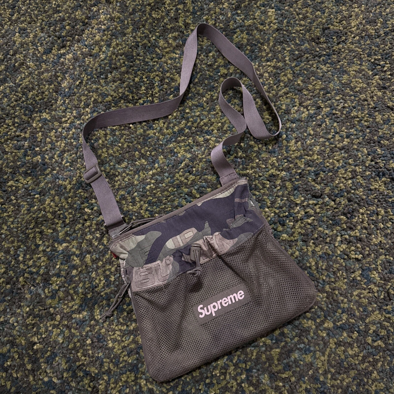 Sac à bandoulière latéral Supreme New York FW21 Woodland Camo