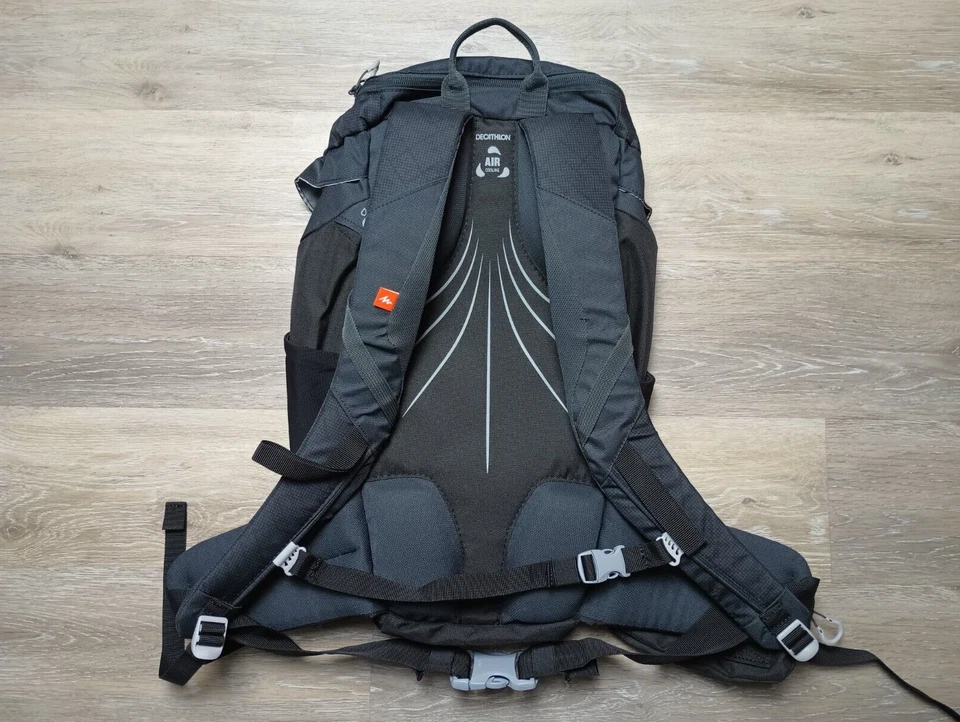 Mochila Quechua 20 preta acolchoada traseira em excelente estado usado Decathlon refrigeração a ar caminhadas viagem - Imagem 4 de 4
