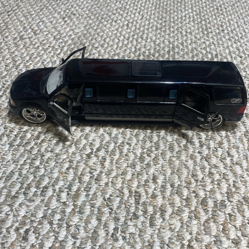 Limusina Lincoln Navigator diecast de lujo Maisto Playerz Foto 2 de 4