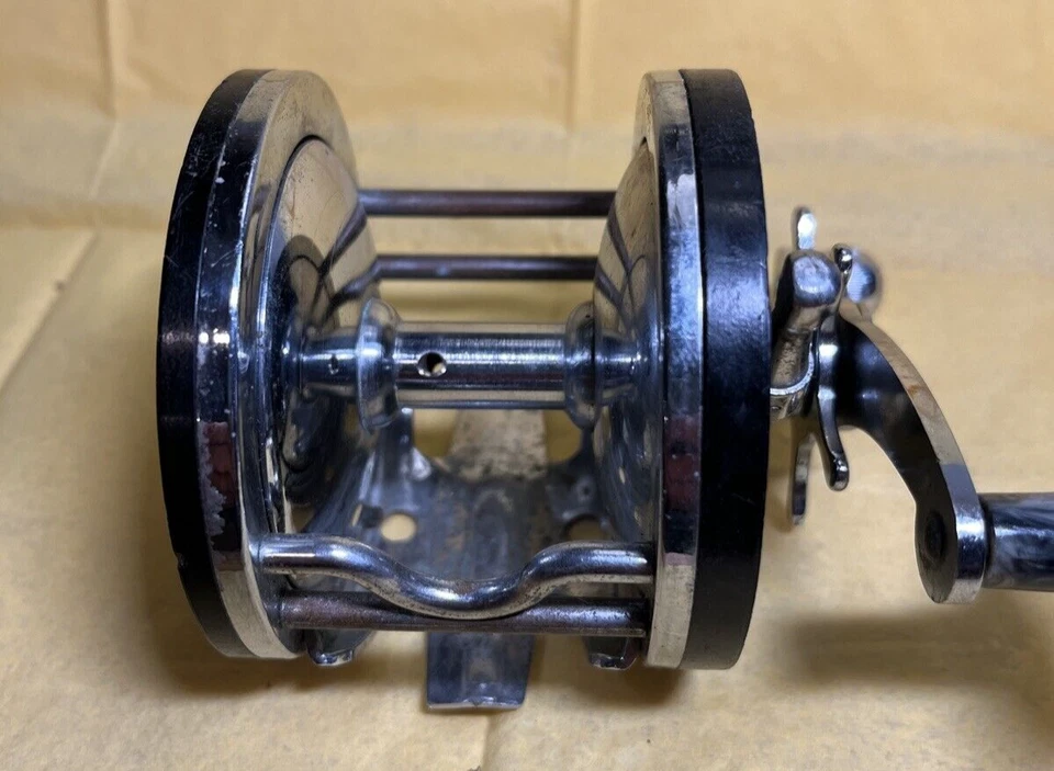 Carrete de pesca Ocean City Bay City 250 convencional arrastre de estrellas mármol mango negro Foto 4 de 4