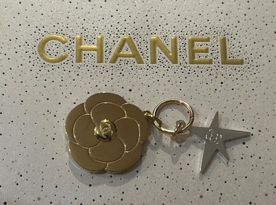 Chanel Camelia Charm und kleine Geschenktasche Accessoire Ornament Set Urlaub 2025 Neu