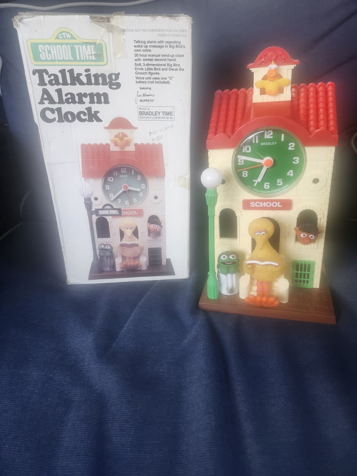 Working Sesame Street Big Bird, Ernie, Oscar SchoolHouse Talking Alarm Clock,Box