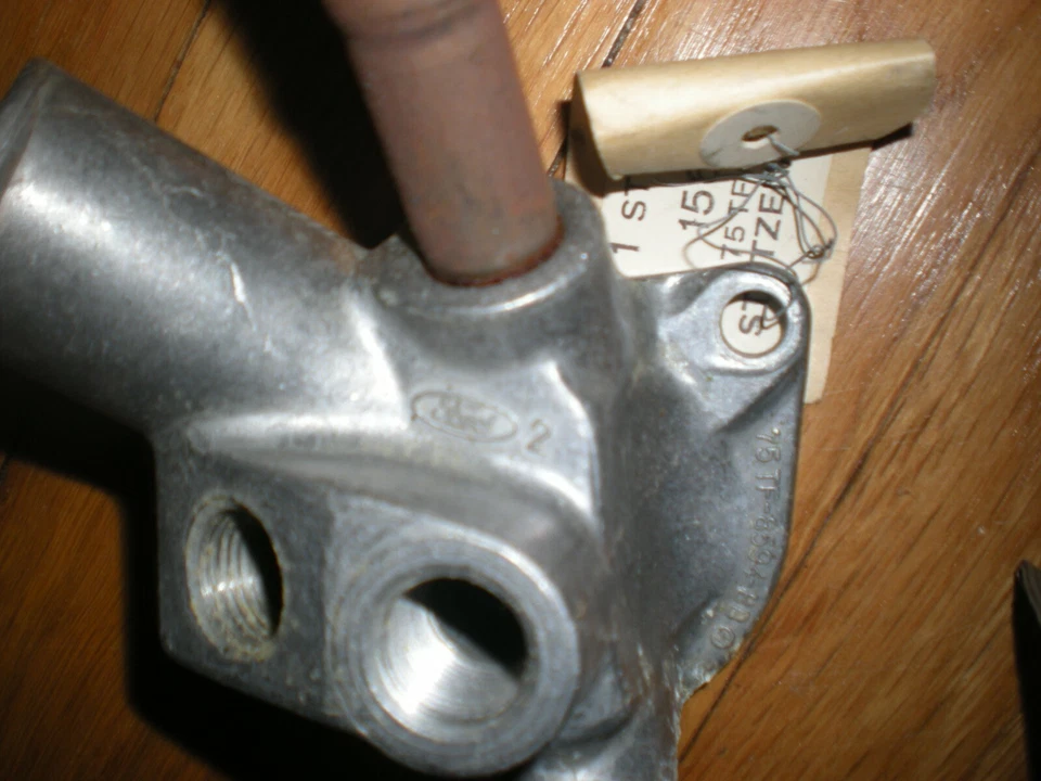 Carcasa termostato Ford Mustang II 171CI Ford Mustang II 1975-1978 D5FZ-8592-A Foto 2 de 4