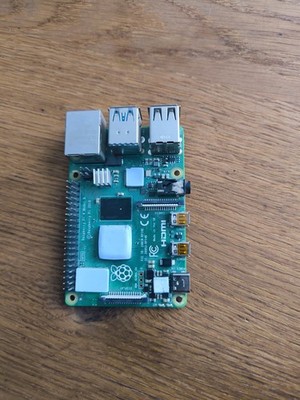 Raspberry Pi 4 Modell B (Broadcom BCM2711, 1,50GHz, 2GB RAM) Mini PC Mit Gehäuse