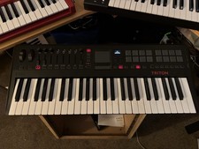 Korg Triton Taktile 49 synthesizer - working with damaged case, spares included